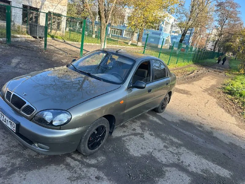 Продам daewoo lanos ( daewoo ланос) поляк 1.5 2005 год в отличном состоянии. 2 владельца по птс. автотека зеленая, запретов и штрафов нет, в такси не был. очень бодрая машина комплектация : гидроусилитель руля 4 стеклоподъемника 2 ключа подушка безопасности поменянные масла, фильтра, антифриз установлено новое сцепление, стоит новый аккумулятор, лед оптика, магнитофон с блютузом. новая резина triangle кузов оцинкованный в хорошем состоянии, дно пороги без рыжиков и гнили практически весь в родном окрасе, все стекла родные ходовая мягкая, коробка отлично не выбивает не хрустит. работает ровно, не дымит, масло не берет ни грамма от замены до замены, печка работает на 5+ 2 зимних колеса на штампах в подарок. вложений авто не требует. переоформление любое осмотр г. мариуполь цена 320 тыс. реальному покупателю небольшой торг. все вопросы: +7 (949) 523-26-34 +7 (949) 225-85-35 📲 tg: иван николаевич 📞 звоните: +7(949)5232634 - фотография - 2