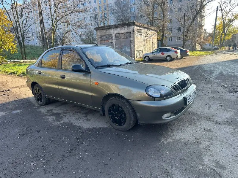 Продам daewoo lanos ( daewoo ланос) поляк 1.5 2005 год в отличном состоянии. 2 владельца по птс. автотека зеленая, запретов и штрафов нет, в такси не был. очень бодрая машина комплектация : гидроусилитель руля 4 стеклоподъемника 2 ключа подушка безопасности поменянные масла, фильтра, антифриз установлено новое сцепление, стоит новый аккумулятор, лед оптика, магнитофон с блютузом. новая резина triangle кузов оцинкованный в хорошем состоянии, дно пороги без рыжиков и гнили практически весь в родном окрасе, все стекла родные ходовая мягкая, коробка отлично не выбивает не хрустит. работает ровно, не дымит, масло не берет ни грамма от замены до замены, печка работает на 5+ 2 зимних колеса на штампах в подарок. вложений авто не требует. переоформление любое осмотр г. мариуполь цена 320 тыс. реальному покупателю небольшой торг. все вопросы: +7 (949) 523-26-34 +7 (949) 225-85-35 📲 tg: иван николаевич 📞 звоните: +7(949)5232634 - фотография - 3