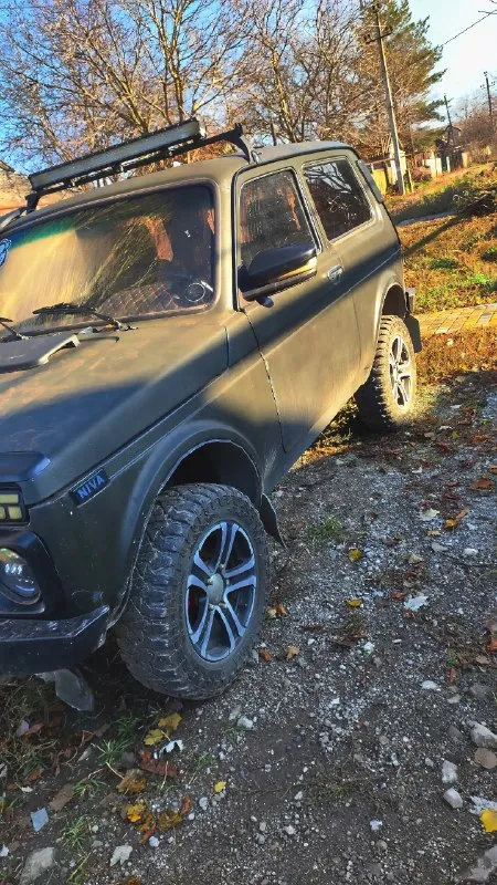 Продам уаз "тайга" 21214 (2010 г. в.) – с душой подготовлен к любым приключениям! продается мой верный уаз "тайга" 21214, 2010 года выпуска. это не просто машина, а автомобиль, который делался для себя, с любовью и вниманием к каждой детали. в него вложено много сил и средств, чтобы сделать его максимально надежным, комфортным и абсолютно готовым к любым испытаниям на бездорожье. что установлено и продумывалось с учетом личного опыта и потребностей: • гидроусилитель руля! • центральный замок и сигнализация! • электростеклоподъемники! • силовые бампера! • шноркель! • шрус-ные карданы! • лифтованный кузов! автомобиль всегда своевременно обслуживался, все расходники менялись по регламенту. вложений не требует – полностью готов к новым приключениям с новым хозяином! цена: 400 000 рублей телефон: +7 949 478-75-25 или лс! город: енакиево 📞 звоните: +7(949)4787525 - фотография - 2