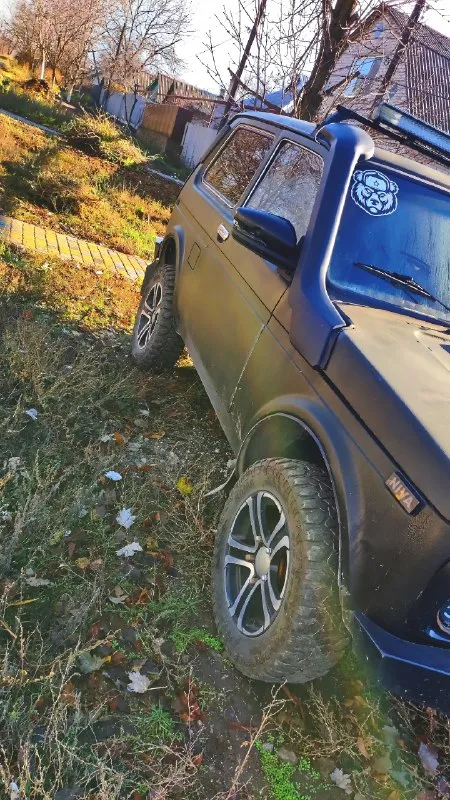 Продам уаз "тайга" 21214 (2010 г. в.) – с душой подготовлен к любым приключениям! продается мой верный уаз "тайга" 21214, 2010 года выпуска. это не просто машина, а автомобиль, который делался для себя, с любовью и вниманием к каждой детали. в него вложено много сил и средств, чтобы сделать его максимально надежным, комфортным и абсолютно готовым к любым испытаниям на бездорожье. что установлено и продумывалось с учетом личного опыта и потребностей: • гидроусилитель руля! • центральный замок и сигнализация! • электростеклоподъемники! • силовые бампера! • шноркель! • шрус-ные карданы! • лифтованный кузов! автомобиль всегда своевременно обслуживался, все расходники менялись по регламенту. вложений не требует – полностью готов к новым приключениям с новым хозяином! цена: 400 000 рублей телефон: +7 949 478-75-25 или лс! город: енакиево 📞 звоните: +7(949)4787525 - фотография - 3