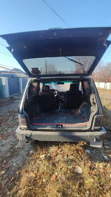 Продам уаз "тайга" 21214 (2010 г. в.) – с душой подготовлен к любым приключениям! продается мой верный уаз "тайга" 21214, 2010 года выпуска. это не просто машина, а автомобиль, который делался для себя, с любовью и вниманием к каждой детали. в него вложено много сил и средств, чтобы сделать его максимально надежным, комфортным и абсолютно готовым к любым испытаниям на бездорожье. что установлено и продумывалось с учетом личного опыта и потребностей: • гидроусилитель руля! • центральный замок и сигнализация! • электростеклоподъемники! • силовые бампера! • шноркель! • шрус-ные карданы! • лифтованный кузов! автомобиль всегда своевременно обслуживался, все расходники менялись по регламенту. вложений не требует – полностью готов к новым приключениям с новым хозяином! цена: 400 000 рублей телефон: +7 949 478-75-25 или лс! город: енакиево 📞 звоните: +7(949)4787525 - фотография - 5