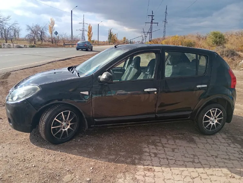 Продаётся отличный renault сандеро от собственника. 2011 года выпуска. пробег 122200 км. двигатель 1,6. 103 л/с. , очень мощный и надёжный. к4м. коробка - автомат, работает отлично. полная комплектация: кондиционер, 4 электроподъемника, гур, парктроник, видеорегистратор, электрорегулировка зеркал, противотуманки. всё работает. есть небольшие нюансы по кузову (поэтому недорогая). вообщем, машина, очень удобная, простая, не дорогая, в обслуживании и динамичная. аналог логана. готов отдать за 505 000 руб. тел. +7 959 0257897, алчевск или +79591186870. 📞 звоните: +7(959)0257897 - фотография - 3