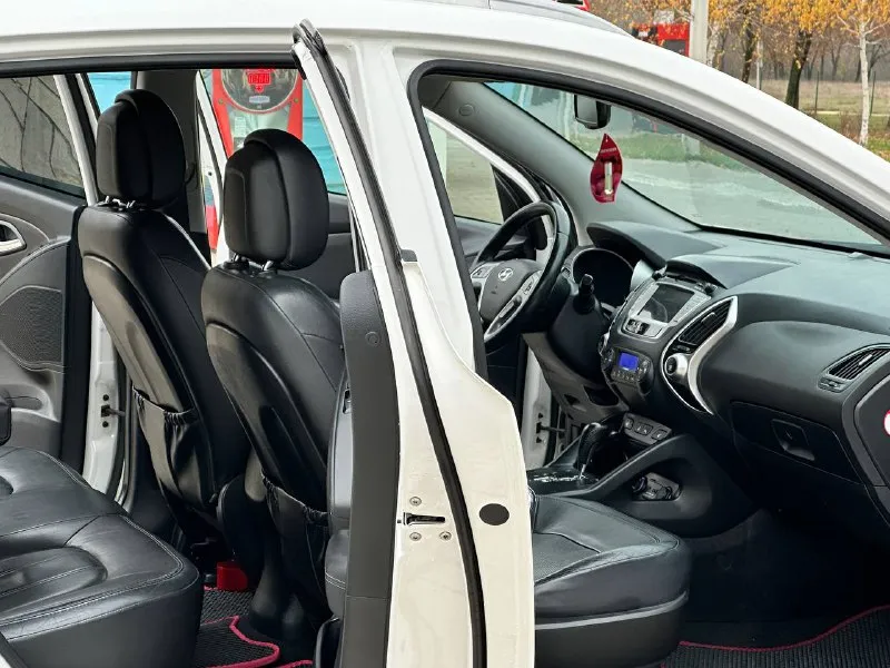 Hyundai ix35 2012г. 2.0 бензин автоматическая коробка передач (полный привод) автомобиль в отличном состоянии, без дтп 167тыс, км родного пробега, обслуживание все и всегда во время, комплектация максимальная! кожаный салон, подогрев сидений, панорама подогрев руля, авто парковка, климат контроль, и многое другое! с документами полный порядок! от собственника цена 1.255-000тыс. ₽ остальные вопросы по тел звоните +7949-551-68-75 📲 tg: n.77 📞 звоните: +7(949)5516875 - фотография - 10