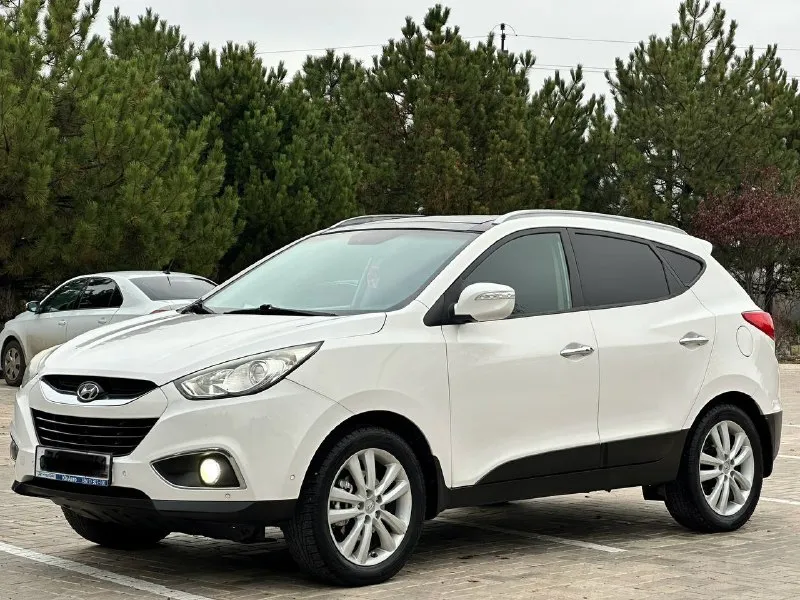 Hyundai ix35 2012г. 2.0 бензин автоматическая коробка передач (полный привод) автомобиль в отличном состоянии, без дтп 167тыс, км родного пробега, обслуживание все и всегда во время, комплектация максимальная! кожаный салон, подогрев сидений, панорама подогрев руля, авто парковка, климат контроль, и многое другое! с документами полный порядок! от собственника цена 1.255-000тыс. ₽ остальные вопросы по тел звоните +7949-551-68-75 📲 tg: n.77 📞 звоните: +7(949)5516875 - фотография - 2