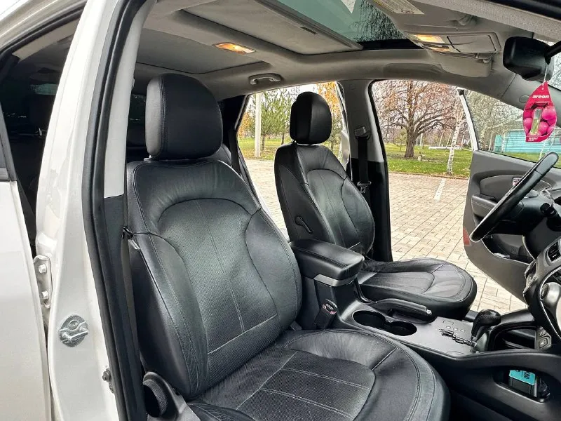 Hyundai ix35 2012г. 2.0 бензин автоматическая коробка передач (полный привод) автомобиль в отличном состоянии, без дтп 167тыс, км родного пробега, обслуживание все и всегда во время, комплектация максимальная! кожаный салон, подогрев сидений, панорама подогрев руля, авто парковка, климат контроль, и многое другое! с документами полный порядок! от собственника цена 1.255-000тыс. ₽ остальные вопросы по тел звоните +7949-551-68-75 📲 tg: n.77 📞 звоните: +7(949)5516875 - фотография - 8