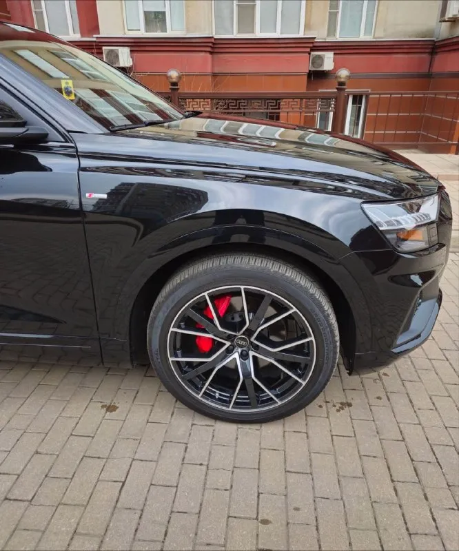 Audi q8 3.0 at 2023,s-line, гибрид, комплектация prestige. 55 tfsi quattro tiptronic (340 л. с.). мягкий гибрид. пробег 18000 км, цена 10950000 руб. .пригнан октябрь 2024г, растаможен, владельцев по птс: 1, два комплекта ключей оригиналы, состояние автомобиля и ходовой идеальное, диски r22" тонирован и в бронепленке, светодиодные поворотные лазерные фонари matrix hd, проекция на лобовое стекло, русский язык, диски r-22 максимальная комплектация отсутствует только камера ночного видения, парковочный ассистент рlus с автоматической парковкой, камера 360,пневмоподвеска. и т. д, полное то, все вопросы по телефону александр +7(949)0122200 📲 tg: אלכסנדר александр 📞 звоните: +7(949)0122200 - фотография - 2