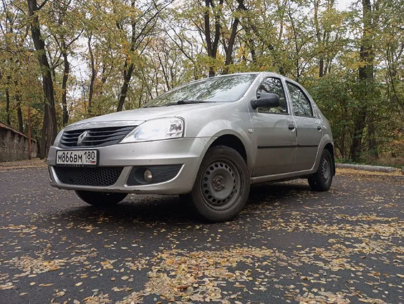 Продам надёжный и неприхотливый автомобиль, renault logan румынской сборки. 🔥 мотор 1.6л масло не ест, всегда масло лили только эльф. 🔥 машина 2010 года выпуска. 🔥 родной пробег 202 000 км. 🔥 комплектация с гур, фронтальной подушкой и передними эсп. 🔥 стоит процессорная магнитола с usb 🔥 центральный замок, сигнализация, брелок на аккумуляторе. 🔥 в машине не курили, салон всегда был в чехлах в такси не ездила, покупали в салоне, почти вся в родной краске. 💳 450000₽ торг приветствуется. или обмен на уаз патриот с моей доплатой 📲 +79493113741 - фотография - 10