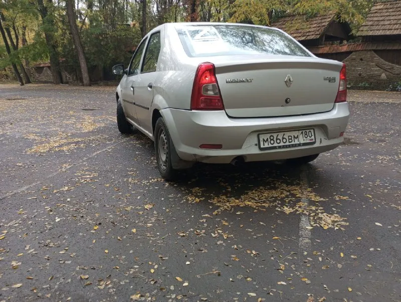 Продам надёжный и неприхотливый автомобиль, renault logan румынской сборки. 🔥 мотор 1.6л масло не ест, всегда масло лили только эльф. 🔥 машина 2010 года выпуска. 🔥 родной пробег 202 000 км. 🔥 комплектация с гур, фронтальной подушкой и передними эсп. 🔥 стоит процессорная магнитола с usb 🔥 центральный замок, сигнализация, брелок на аккумуляторе. 🔥 в машине не курили, салон всегда был в чехлах в такси не ездила, покупали в салоне, почти вся в родной краске. 💳 450000₽ торг приветствуется. или обмен на уаз патриот с моей доплатой 📲 +79493113741 - фотография - 3