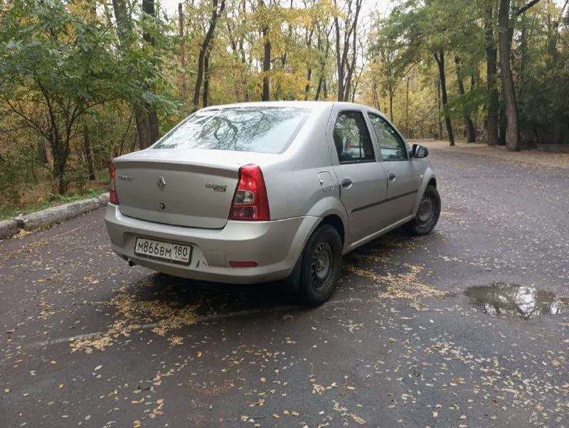 Продам надёжный и неприхотливый автомобиль, renault logan румынской сборки. 🔥 мотор 1.6л масло не ест, всегда масло лили только эльф. 🔥 машина 2010 года выпуска. 🔥 родной пробег 202 000 км. 🔥 комплектация с гур, фронтальной подушкой и передними эсп. 🔥 стоит процессорная магнитола с usb 🔥 центральный замок, сигнализация, брелок на аккумуляторе. 🔥 в машине не курили, салон всегда был в чехлах в такси не ездила, покупали в салоне, почти вся в родной краске. 💳 450000₽ торг приветствуется. или обмен на уаз патриот с моей доплатой 📲 +79493113741 - фотография - 4
