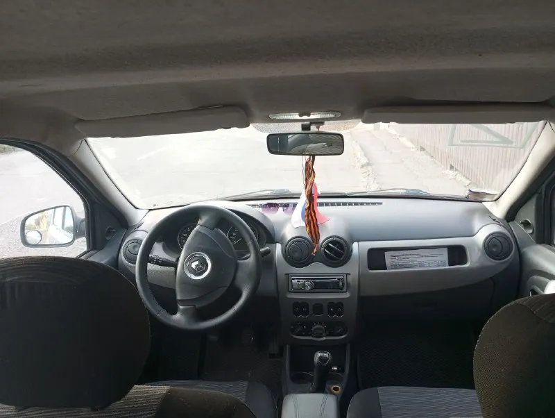 Продам надёжный и неприхотливый автомобиль, renault logan румынской сборки. 🔥 мотор 1.6л масло не ест, всегда масло лили только эльф. 🔥 машина 2010 года выпуска. 🔥 родной пробег 202 000 км. 🔥 комплектация с гур, фронтальной подушкой и передними эсп. 🔥 стоит процессорная магнитола с usb 🔥 центральный замок, сигнализация, брелок на аккумуляторе. 🔥 в машине не курили, салон всегда был в чехлах в такси не ездила, покупали в салоне, почти вся в родной краске. 💳 450000₽ торг приветствуется. или обмен на уаз патриот с моей доплатой 📲 +79493113741 - фотография - 5