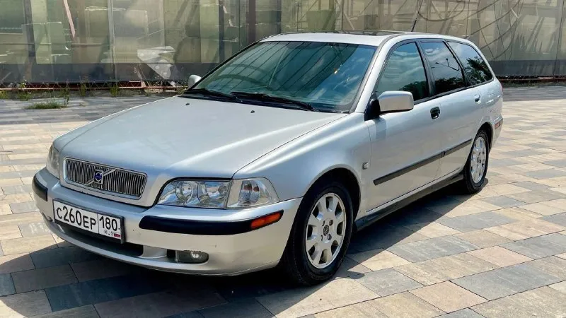 Продам volvo v 40. бензин 1.8. 2002 год выпуска. цена 550000 р. пробег 325500 км мариуполь максимальная комплектация. кондиционер, электро стекоподьемники, электро зеркала. подогрев сидений. кожаный салон. оригинальные титановые диски. 2 ключа. сервисная книга. 2 владельца. осмотр в мариуполе. возможен не большой торг. +79497402632 сергей - фотография - 2