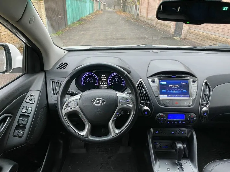 Продам 2015.г. белоснежную красотку hyundai ix35 (hyundai iх35) пробег 155км ! 1)restyling(рестайлинг)2015г. 2)в красивом, белом цвете-в идеальном состоянии на кожанном чёрном салоне!!! 3)автотека отличная без дтп!!! номера даже не скрыты)) 📮 город:макеевка, харцызск 🚘 марка / модель: hyundai ix35,hyundai iх35 📅 год выпуска:2015 📊без задиров 100%, не слышна работа двигателя!!! движок гильзован(вечный) ⛽ двигатель (тип, объем, ):бензин,2.0 🔧 тип кпп:автомат 📝 описание: автомобиль в отличном техническом состоянии. мотор не дымит, не дизелит, задиров нет. коробка работает идеально. ходовая новая. 4)r 17 на заводских титанах, резина, (новая)зимка!!! 5)подогрев руля 6))2 🔑 7)помощь при спуске 8), камера заднего вида 9)парктроники (зад, перед) 10)датчик света 11)датчик дождя 12)4 стёкл подъём 13)подогрев сидений (зад и перед) 14)обогрев стёкл (зад и перед) 15)обогрев зеркал 16)штатная громкая связь 17) шикарная мультимедия, сенсор манитор 18)мультируль 19)круиз контроль 20)дов 📞 звоните: +7(949)4469251 - фотография - 1