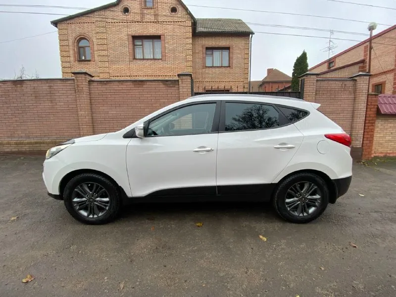 Продам 2015.г. белоснежную красотку hyundai ix35 (hyundai iх35) пробег 155км ! 1)restyling(рестайлинг)2015г. 2)в красивом, белом цвете-в идеальном состоянии на кожанном чёрном салоне!!! 3)автотека отличная без дтп!!! номера даже не скрыты)) 📮 город:макеевка, харцызск 🚘 марка / модель: hyundai ix35,hyundai iх35 📅 год выпуска:2015 📊без задиров 100%, не слышна работа двигателя!!! движок гильзован(вечный) ⛽ двигатель (тип, объем, ):бензин,2.0 🔧 тип кпп:автомат 📝 описание: автомобиль в отличном техническом состоянии. мотор не дымит, не дизелит, задиров нет. коробка работает идеально. ходовая новая. 4)r 17 на заводских титанах, резина, (новая)зимка!!! 5)подогрев руля 6))2 🔑 7)помощь при спуске 8), камера заднего вида 9)парктроники (зад, перед) 10)датчик света 11)датчик дождя 12)4 стёкл подъём 13)подогрев сидений (зад и перед) 14)обогрев стёкл (зад и перед) 15)обогрев зеркал 16)штатная громкая связь 17) шикарная мультимедия, сенсор манитор 18)мультируль 19)круиз контроль 20)дов 📞 звоните: +7(949)4469251 - фотография - 2