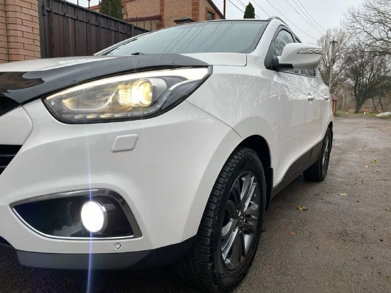 Продам 2015.г. белоснежную красотку hyundai ix35 (hyundai iх35) пробег 155км ! 1)restyling(рестайлинг)2015г. 2)в красивом, белом цвете-в идеальном состоянии на кожанном чёрном салоне!!! 3)автотека отличная без дтп!!! номера даже не скрыты)) 📮 город:макеевка, харцызск 🚘 марка / модель: hyundai ix35,hyundai iх35 📅 год выпуска:2015 📊без задиров 100%, не слышна работа двигателя!!! движок гильзован(вечный) ⛽ двигатель (тип, объем, ):бензин,2.0 🔧 тип кпп:автомат 📝 описание: автомобиль в отличном техническом состоянии. мотор не дымит, не дизелит, задиров нет. коробка работает идеально. ходовая новая. 4)r 17 на заводских титанах, резина, (новая)зимка!!! 5)подогрев руля 6))2 🔑 7)помощь при спуске 8), камера заднего вида 9)парктроники (зад, перед) 10)датчик света 11)датчик дождя 12)4 стёкл подъём 13)подогрев сидений (зад и перед) 14)обогрев стёкл (зад и перед) 15)обогрев зеркал 16)штатная громкая связь 17) шикарная мультимедия, сенсор манитор 18)мультируль 19)круиз контроль 20)дов 📞 звоните: +7(949)4469251 - фотография - 5