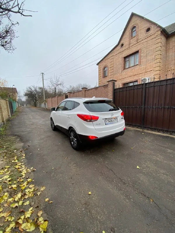Продам 2015.г. белоснежную красотку hyundai ix35 (hyundai iх35) пробег 155км ! 1)restyling(рестайлинг)2015г. 2)в красивом, белом цвете-в идеальном состоянии на кожанном чёрном салоне!!! 3)автотека отличная без дтп!!! номера даже не скрыты)) 📮 город:макеевка, харцызск 🚘 марка / модель: hyundai ix35,hyundai iх35 📅 год выпуска:2015 📊без задиров 100%, не слышна работа двигателя!!! движок гильзован(вечный) ⛽ двигатель (тип, объем, ):бензин,2.0 🔧 тип кпп:автомат 📝 описание: автомобиль в отличном техническом состоянии. мотор не дымит, не дизелит, задиров нет. коробка работает идеально. ходовая новая. 4)r 17 на заводских титанах, резина, (новая)зимка!!! 5)подогрев руля 6))2 🔑 7)помощь при спуске 8), камера заднего вида 9)парктроники (зад, перед) 10)датчик света 11)датчик дождя 12)4 стёкл подъём 13)подогрев сидений (зад и перед) 14)обогрев стёкл (зад и перед) 15)обогрев зеркал 16)штатная громкая связь 17) шикарная мультимедия, сенсор манитор 18)мультируль 19)круиз контроль 20)дов 📞 звоните: +7(949)4469251 - фотография - 6