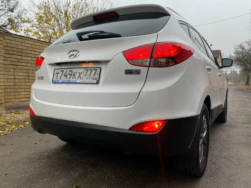 Продам 2015.г. белоснежную красотку hyundai ix35 (hyundai iх35) пробег 155км ! 1)restyling(рестайлинг)2015г. 2)в красивом, белом цвете-в идеальном состоянии на кожанном чёрном салоне!!! 3)автотека отличная без дтп!!! номера даже не скрыты)) 📮 город:макеевка, харцызск 🚘 марка / модель: hyundai ix35,hyundai iх35 📅 год выпуска:2015 📊без задиров 100%, не слышна работа двигателя!!! движок гильзован(вечный) ⛽ двигатель (тип, объем, ):бензин,2.0 🔧 тип кпп:автомат 📝 описание: автомобиль в отличном техническом состоянии. мотор не дымит, не дизелит, задиров нет. коробка работает идеально. ходовая новая. 4)r 17 на заводских титанах, резина, (новая)зимка!!! 5)подогрев руля 6))2 🔑 7)помощь при спуске 8), камера заднего вида 9)парктроники (зад, перед) 10)датчик света 11)датчик дождя 12)4 стёкл подъём 13)подогрев сидений (зад и перед) 14)обогрев стёкл (зад и перед) 15)обогрев зеркал 16)штатная громкая связь 17) шикарная мультимедия, сенсор манитор 18)мультируль 19)круиз контроль 20)дов 📞 звоните: +7(949)4469251 - фотография - 8