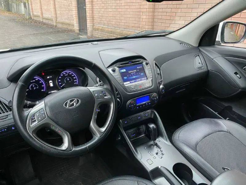 Продам 2015.г. белоснежную красотку hyundai ix35 (hyundai iх35) пробег 155км ! 1)restyling(рестайлинг)2015г. 2)в красивом, белом цвете-в идеальном состоянии на кожанном чёрном салоне!!! 3)автотека отличная без дтп!!! номера даже не скрыты)) 📮 город:макеевка, харцызск 🚘 марка / модель: hyundai ix35,hyundai iх35 📅 год выпуска:2015 📊без задиров 100%, не слышна работа двигателя!!! движок гильзован(вечный) ⛽ двигатель (тип, объем, ):бензин,2.0 🔧 тип кпп:автомат 📝 описание: автомобиль в отличном техническом состоянии. мотор не дымит, не дизелит, задиров нет. коробка работает идеально. ходовая новая. 4)r 17 на заводских титанах, резина, (новая)зимка!!! 5)подогрев руля 6))2 🔑 7)помощь при спуске 8), камера заднего вида 9)парктроники (зад, перед) 10)датчик света 11)датчик дождя 12)4 стёкл подъём 13)подогрев сидений (зад и перед) 14)обогрев стёкл (зад и перед) 15)обогрев зеркал 16)штатная громкая связь 17) шикарная мультимедия, сенсор манитор 18)мультируль 19)круиз контроль 20)дов 📞 звоните: +7(949)4469251 - фотография - 9
