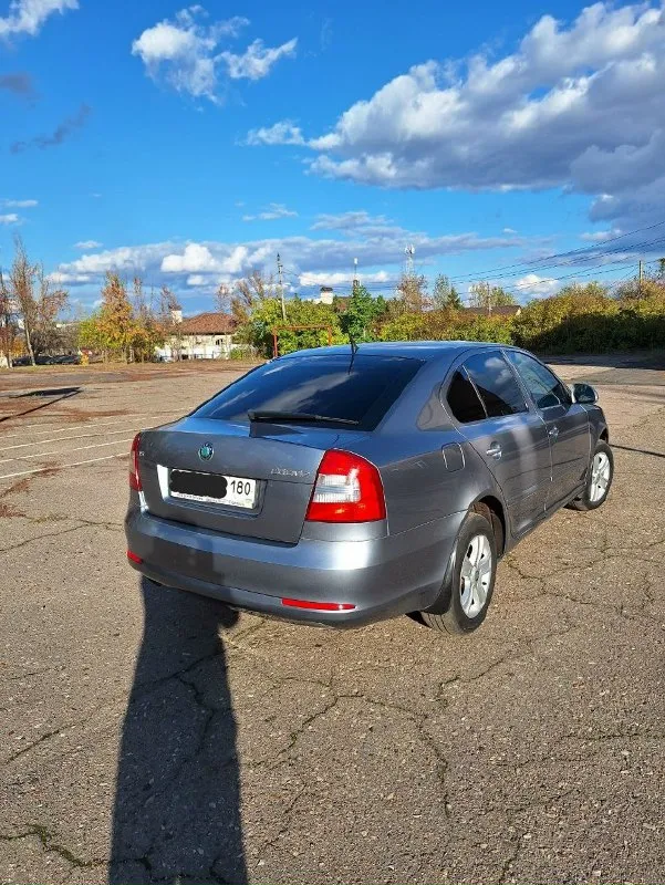 Продам свой автомобиль skoda octavia чешской сборки. двигатель 1.8 tsi акпп aisin 6 ст. замена масла каждые 6 тыс. км, в коробке каждые 30 тыс. реальный пробег 98 000 км. без дтп, в родном окрасе. все стекла, включая лобовое, родные. один хозяин. автомобиль приобретён в автосалоне в 2013 году и с тех пор в одних руках. все документы в наличии. сигнализация с автозапуском, комплект зимней резины на литых дисках. передние боковые стекла и лобовое - хорошая атермалка без бликов. 1.350 торг. +79499869488 📞 звоните: +7(949)9869488 - фотография - 3