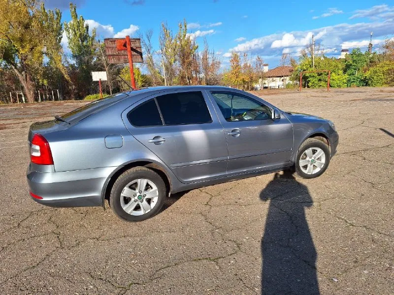 Продам свой автомобиль skoda octavia чешской сборки. двигатель 1.8 tsi акпп aisin 6 ст. замена масла каждые 6 тыс. км, в коробке каждые 30 тыс. реальный пробег 98 000 км. без дтп, в родном окрасе. все стекла, включая лобовое, родные. один хозяин. автомобиль приобретён в автосалоне в 2013 году и с тех пор в одних руках. все документы в наличии. сигнализация с автозапуском, комплект зимней резины на литых дисках. передние боковые стекла и лобовое - хорошая атермалка без бликов. 1.350 торг. +79499869488 📞 звоните: +7(949)9869488 - фотография - 4