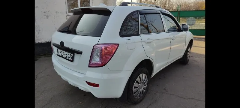Продам lifan x60. год2014, цвет белый, двигатель 1.8, привод передний, бензин, коробка механика, пробег 160000. состояние машины отлично. коробка двигатель норма. электро пакет. кондиционер, печка рабочие, и. т. д. цена 570000₽. торг. харцызск. все остальное по телефону+79490348343.+79494228407. 📞 звоните: +7(949)0348343 - фотография - 3
