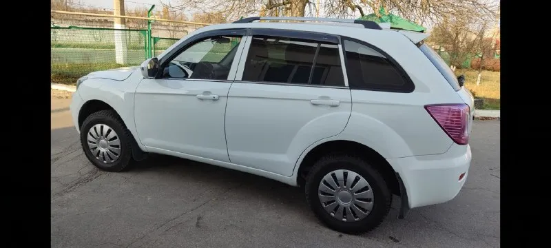 Продам lifan x60. год2014, цвет белый, двигатель 1.8, привод передний, бензин, коробка механика, пробег 160000. состояние машины отлично. коробка двигатель норма. электро пакет. кондиционер, печка рабочие, и. т. д. цена 570000₽. торг. харцызск. все остальное по телефону+79490348343.+79494228407. 📞 звоните: +7(949)0348343 - фотография - 5