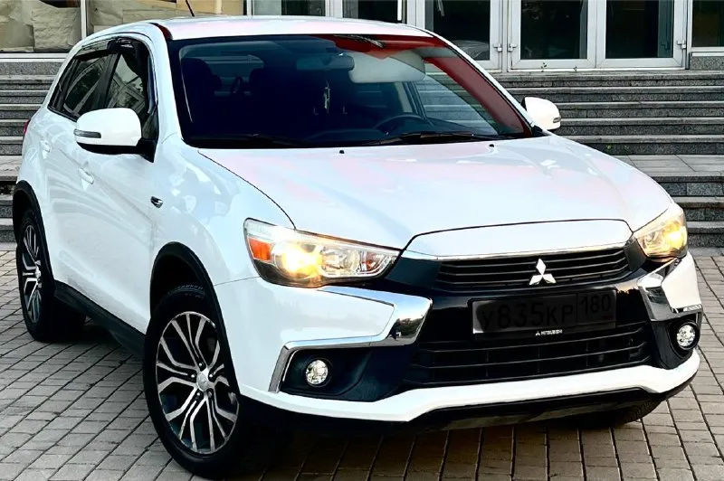Mitsubishi asx sport 2016 год двигатель 2.4 бензин не путать с 1.6 и 2.0 бензином!мотор простой и мощный при этом экономная! японская сборка! родной пробег 127.000 км автомобиль в отличном состоянии, двигатель работает отлично, ходовая в отличном состоянии, коробка переключает без пинков, кузов целый без ржавчины и гнили. новая резина летняя,18 колеса, ходовые огни, большой сенсорный монитор, эл зеркала с подогревом, обогрев переднего и заднего стекла, помощь при спуске, круиз, климат, датчики света и дождя и еще много чего. машина полностью обслужена от а и до я !расход по городу 9,5-10 литров, едет очень шустро !цвет белый перламутр !цена 1.520.000₽ торг!+79493578236 и телега +79094166333 - фотография - 3