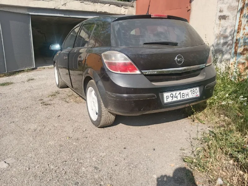 Продам opel astra h 2007 года, мотор 1.4 z14xep(экономный 7-8 литров по городу цепной мотор без фазиков, теплообменника и мембраны) мкпп 5ст, не дымит, не троит, передачи не выбивает, кондер работает. на полном ходу(ездит каждый день) всё работает, обслужена, сел и поехал. егр заглушен и прошит под евро2, катализатор вырезан. по кузову без корозии и гнили. пороги, днище, низа дверей всё целое. кузов оцинкован. любые проверки за ваш счёт. из косяков слез лак на крыше, по кузову есть дефекты, машина не новая с документами порядок, оформлена на меня. осмотр г. донецк днр. цена 420.000₽ обмены не интересуют. тел: +79490033111 📲 tg: @taxivdnr 📞 звоните: +7(949)0033111 - фотография - 3