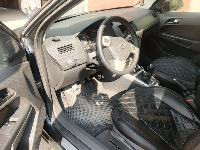 Продам opel astra h 2007 года, мотор 1.4 z14xep(экономный 7-8 литров по городу цепной мотор без фазиков, теплообменника и мембраны) мкпп 5ст, не дымит, не троит, передачи не выбивает, кондер работает. на полном ходу(ездит каждый день) всё работает, обслужена, сел и поехал. егр заглушен и прошит под евро2, катализатор вырезан. по кузову без корозии и гнили. пороги, днище, низа дверей всё целое. кузов оцинкован. любые проверки за ваш счёт. из косяков слез лак на крыше, по кузову есть дефекты, машина не новая с документами порядок, оформлена на меня. осмотр г. донецк днр. цена 420.000₽ обмены не интересуют. тел: +79490033111 📲 tg: @taxivdnr 📞 звоните: +7(949)0033111 - фотография - 4