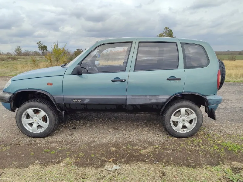 Автор: [ продам! нива шивролет 2006 г выпуска. по кузову машина 4/5 есть моменты к которым нужно приложить руки. по ходовой части были поменяны тормозные диски, колодки, ступицы, ступечные подшибники, передние ароматизаторы, стоят новые салинблоки, пыльники на гранатах. по двигателю масло немного берёт но не совсем критично примерно 1-2л от замены до замены. стоит газовое оборудование вписаное в талон только не подключенное. по коробке вопросов нет работает хорошо без хрустов по раздатке так же. масло в коробке менялось примерно тыс 15 назад также и в раздатке. оригинальный пробег на ней состовляет 210тыс. есть 2 пары дисков зима и лето. лето 16 литье резины на сезон ещё хватит зима родные 15 по резине надо покупать. из косяков хрустит правая граната. хочу за неё 350тыс рублей. торг уместен у капота. телефон для связи +7-949-460-81-25.. ❗❗❗наш телеграм канал [ бесплатное размещение за репост ❗❗❗ [ 📞 звоните: +7(949)4608125 - фотография - 6