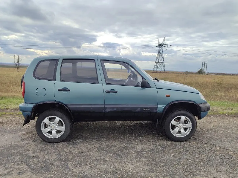 Автор: [ продам! нива шивролет 2006 г выпуска. по кузову машина 4/5 есть моменты к которым нужно приложить руки. по ходовой части были поменяны тормозные диски, колодки, ступицы, ступечные подшибники, передние ароматизаторы, стоят новые салинблоки, пыльники на гранатах. по двигателю масло немного берёт но не совсем критично примерно 1-2л от замены до замены. стоит газовое оборудование вписаное в талон только не подключенное. по коробке вопросов нет работает хорошо без хрустов по раздатке так же. масло в коробке менялось примерно тыс 15 назад также и в раздатке. оригинальный пробег на ней состовляет 210тыс. есть 2 пары дисков зима и лето. лето 16 литье резины на сезон ещё хватит зима родные 15 по резине надо покупать. из косяков хрустит правая граната. хочу за неё 350тыс рублей. торг уместен у капота. телефон для связи +7-949-460-81-25.. ❗❗❗наш телеграм канал [ бесплатное размещение за репост ❗❗❗ [ 📞 звоните: +7(949)4608125 - фотография - 8