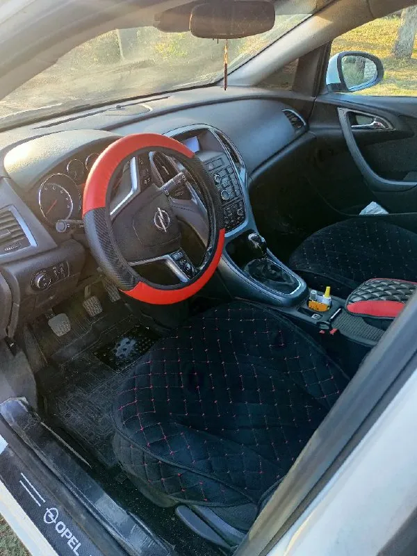 Продам opel astra j, 2013г, 1,6 мех. 5ст. , газ/бенз, норм. состояние, всё работает, цена 760000 руб... - фотография