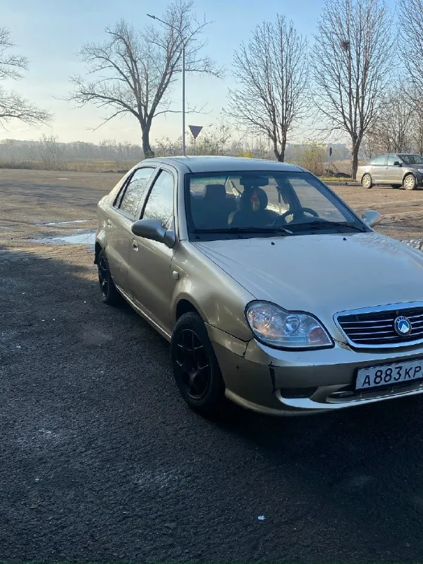 Продажа по тп(тех. паспорту) цена 115.000₽/торг у капота geely ck 2012г двигатель 1.5, газ/бензин, чуть поддымливает, едет хорошо, 116.000тыс пробега. коробка 5-ти ступка без нареканий по ходовке на 4, но стучит рейка по кузову сгнили арки задние, по днищу целая, стаканы целые. по электрике работает все, поворотники, свет, аварийка, печка жарит, дворники и т. д. по комплектации: эл. регулировка зеркал, эл. регулировка фар, кондиционер учет днр и укр находится в г. донецк, пролетарский район. +79494282029 📞 звоните: +7(949)4282029 - фотография - 2