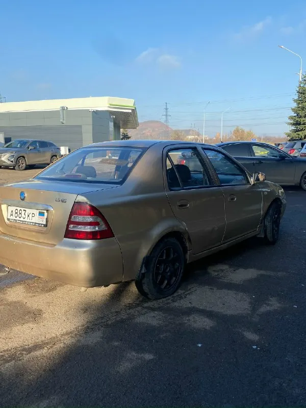 Продажа по тп(тех. паспорту) цена 115.000₽/торг у капота geely ck 2012г двигатель 1.5, газ/бензин, чуть поддымливает, едет хорошо, 116.000тыс пробега. коробка 5-ти ступка без нареканий по ходовке на 4, но стучит рейка по кузову сгнили арки задние, по днищу целая, стаканы целые. по электрике работает все, поворотники, свет, аварийка, печка жарит, дворники и т. д. по комплектации: эл. регулировка зеркал, эл. регулировка фар, кондиционер учет днр и укр находится в г. донецк, пролетарский район. +79494282029 📞 звоните: +7(949)4282029 - фотография - 3