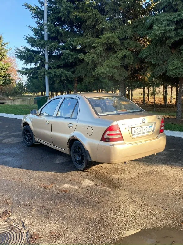 Продажа по тп(тех. паспорту) цена 115.000₽/торг у капота geely ck 2012г двигатель 1.5, газ/бензин, чуть поддымливает, едет хорошо, 116.000тыс пробега. коробка 5-ти ступка без нареканий по ходовке на 4, но стучит рейка по кузову сгнили арки задние, по днищу целая, стаканы целые. по электрике работает все, поворотники, свет, аварийка, печка жарит, дворники и т. д. по комплектации: эл. регулировка зеркал, эл. регулировка фар, кондиционер учет днр и укр находится в г. донецк, пролетарский район. +79494282029 📞 звоните: +7(949)4282029 - фотография - 4
