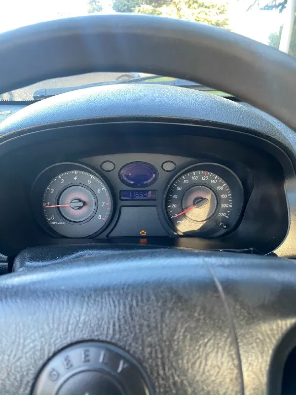 Продажа по тп(тех. паспорту) цена 115.000₽/торг у капота geely ck 2012г двигатель 1.5, газ/бензин, чуть поддымливает, едет хорошо, 116.000тыс пробега. коробка 5-ти ступка без нареканий по ходовке на 4, но стучит рейка по кузову сгнили арки задние, по днищу целая, стаканы целые. по электрике работает все, поворотники, свет, аварийка, печка жарит, дворники и т. д. по комплектации: эл. регулировка зеркал, эл. регулировка фар, кондиционер учет днр и укр находится в г. донецк, пролетарский район. +79494282029 📞 звоните: +7(949)4282029 - фотография - 5