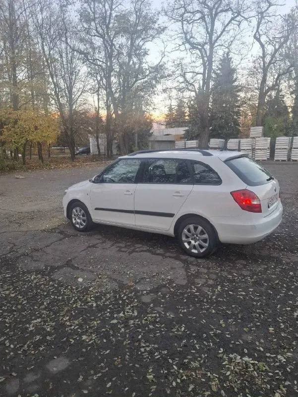 Skoda фабия2.2012г.1.4.16.кл.86л. с. универсал. сборка чехия. в одной семье с автосалона. пробег 139000.элекролюк,4эл. ст. п. подогрев сидений зеркал, климат, аудио-8колонок звучание супер!новое сцепление, грм, масла. резина зима-лето на дисках. экономичный шустрый вариант. только заинтересованым этой моделью!720000р. +79494093644.г. макеевка. 📞 звоните: +7(949)4093644 - фотография - 2