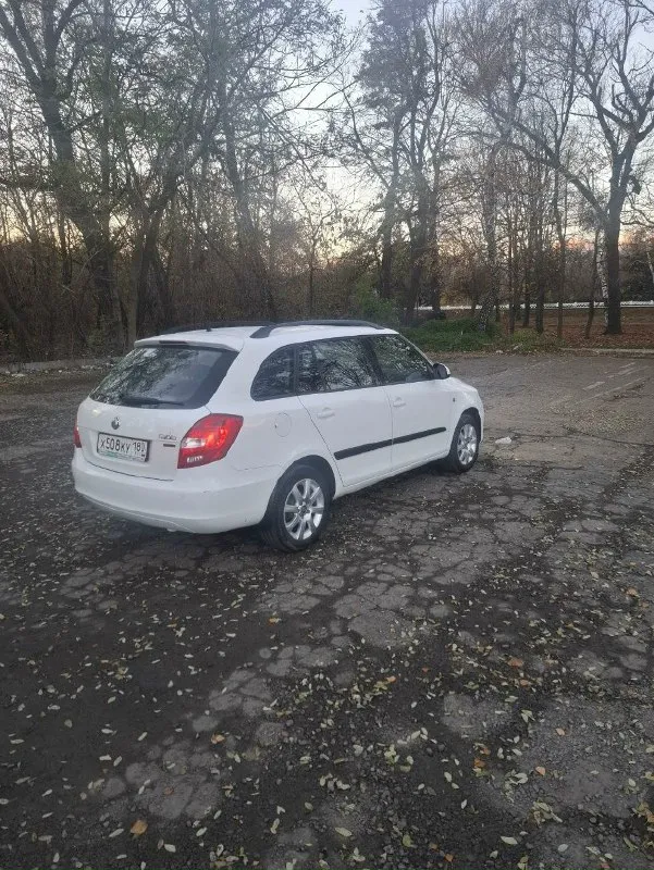Skoda фабия2.2012г.1.4.16.кл.86л. с. универсал. сборка чехия. в одной семье с автосалона. пробег 139000.элекролюк,4эл. ст. п. подогрев сидений зеркал, климат, аудио-8колонок звучание супер!новое сцепление, грм, масла. резина зима-лето на дисках. экономичный шустрый вариант. только заинтересованым этой моделью!720000р. +79494093644.г. макеевка. 📞 звоните: +7(949)4093644 - фотография - 3