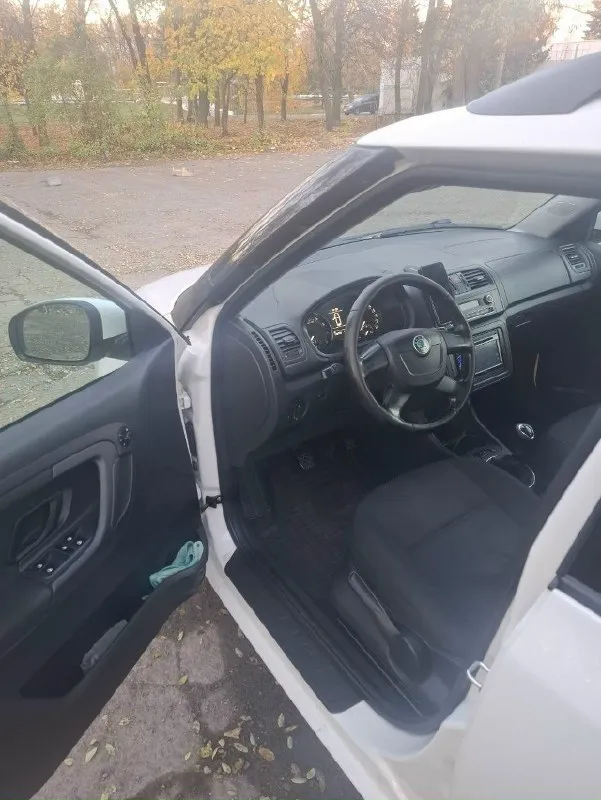 Skoda фабия2.2012г.1.4.16.кл.86л. с. универсал. сборка чехия. в одной семье с автосалона. пробег 139000.элекролюк,4эл. ст. п. подогрев сидений зеркал, климат, аудио-8колонок звучание супер!новое сцепление, грм, масла. резина зима-лето на дисках. экономичный шустрый вариант. только заинтересованым этой моделью!720000р. +79494093644.г. макеевка. 📞 звоните: +7(949)4093644 - фотография - 5