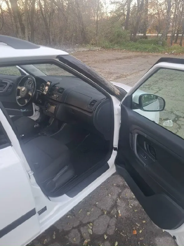Skoda фабия2.2012г.1.4.16.кл.86л. с. универсал. сборка чехия. в одной семье с автосалона. пробег 139000.элекролюк,4эл. ст. п. подогрев сидений зеркал, климат, аудио-8колонок звучание супер!новое сцепление, грм, масла. резина зима-лето на дисках. экономичный шустрый вариант. только заинтересованым этой моделью!720000р. +79494093644.г. макеевка. 📞 звоните: +7(949)4093644 - фотография - 6