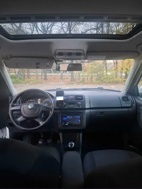 Skoda фабия2.2012г.1.4.16.кл.86л. с. универсал. сборка чехия. в одной семье с автосалона. пробег 139000.элекролюк,4эл. ст. п. подогрев сидений зеркал, климат, аудио-8колонок звучание супер!новое сцепление, грм, масла. резина зима-лето на дисках. экономичный шустрый вариант. только заинтересованым этой моделью!720000р. +79494093644.г. макеевка. 📞 звоните: +7(949)4093644 - фотография - 7