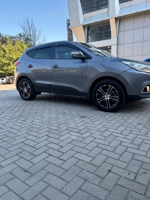 Hyundai ix35 год 2014 2.0 бензин автомат пробег 181 тысяч км кожа. климат контроль автомобиль в хорошем состоянии без задиров без лишних звуков документы полный порядок любое оформление! цена:*1.400.миллион рублей! торг уместен **телефон для связи:** +79493978297 📞 звоните: +7(949)3978297 - фотография - 3