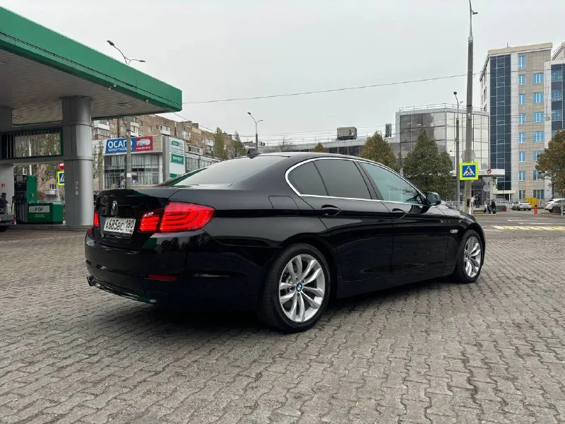Bmw f10 2011 г. в. 5 series 2.0 184 л. с. автомобиль в отличном состоянии! двигатель, акпп и ходовая часть полностью обслужены. кузов в заводском окрасе! родной пробег 152.000 км! на 120.000 км менял цепи грм. два комплекта дисков с шинами. кузов авто под керамикой. более детально в телефонном режиме. г. донецк цена: 1.770.000 тел. : +79493910891 - фотография - 3