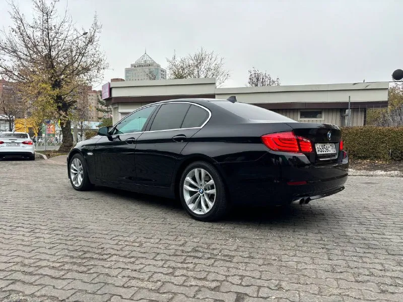 Bmw f10 2011 г. в. 5 series 2.0 184 л. с. автомобиль в отличном состоянии! двигатель, акпп и ходовая часть полностью обслужены. кузов в заводском окрасе! родной пробег 152.000 км! на 120.000 км менял цепи грм. два комплекта дисков с шинами. кузов авто под керамикой. более детально в телефонном режиме. г. донецк цена: 1.770.000 тел. : +79493910891 - фотография - 4