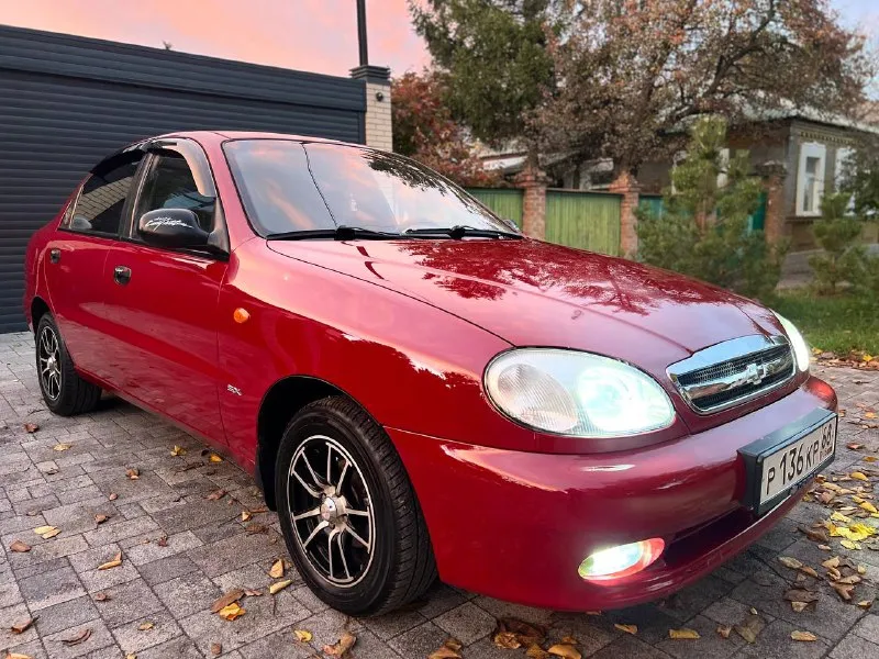 Шевроле ланос в отличном состоянии! семейное хорошое авто без каких либо вложений 2008 год выпуска. в техническом плане всё обслужено, двигатель 1.5л. не троит и не стучит и масло не расходует. ходовая часть без стуков. коробка включается мягко, не хрустит, не выбивает. по кузову днище, пороги, стаканы в отличном состоянии, красить ничего не нужно, не гнилая, без рыжиков! выглядит отлично как на фото! максимальная комплектация sx с кондиционером, гидроусилитель, стеклоподъемники. подушка безопасности. противотуманки. обогрев стекла. магнитола с bt. литые диски с новой резиной. тонировка. отличный свет led. по салону тоже всё хорошо, чистый и опрятный, не прокурен, по салону всё работает до каждой кнопочки и лампочки, ошибок на щитке приборов нет всё загорается и гаснет. в общем отличный, надежный и экономичный ланос, за адекватную сумму. в юридическом плане всё хорошо на учёте стоит без штрафов и запретов и прочей ерунды. торг обоснован и возле капота. всем добра!!! цена 335.000₽ осмотр донецк. тел. 89496415532 - фотография - 2
