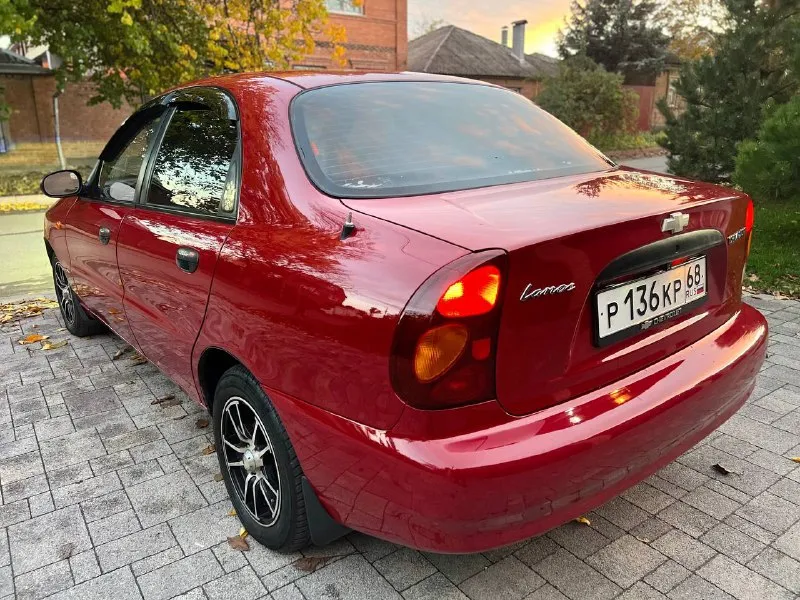 Шевроле ланос в отличном состоянии! семейное хорошое авто без каких либо вложений 2008 год выпуска. в техническом плане всё обслужено, двигатель 1.5л. не троит и не стучит и масло не расходует. ходовая часть без стуков. коробка включается мягко, не хрустит, не выбивает. по кузову днище, пороги, стаканы в отличном состоянии, красить ничего не нужно, не гнилая, без рыжиков! выглядит отлично как на фото! максимальная комплектация sx с кондиционером, гидроусилитель, стеклоподъемники. подушка безопасности. противотуманки. обогрев стекла. магнитола с bt. литые диски с новой резиной. тонировка. отличный свет led. по салону тоже всё хорошо, чистый и опрятный, не прокурен, по салону всё работает до каждой кнопочки и лампочки, ошибок на щитке приборов нет всё загорается и гаснет. в общем отличный, надежный и экономичный ланос, за адекватную сумму. в юридическом плане всё хорошо на учёте стоит без штрафов и запретов и прочей ерунды. торг обоснован и возле капота. всем добра!!! цена 335.000₽ осмотр донецк. тел. 89496415532 - фотография - 3