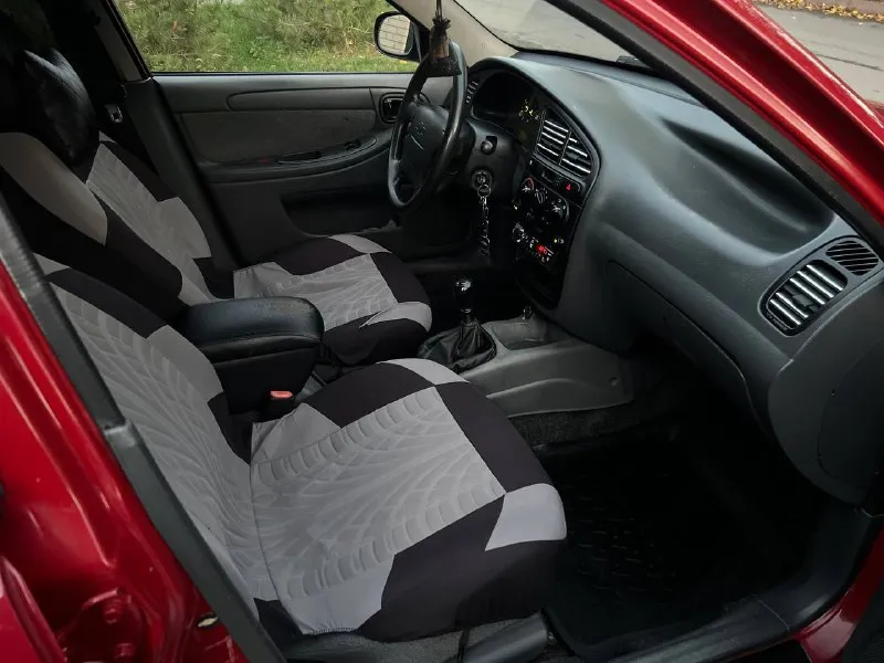 Шевроле ланос в отличном состоянии! семейное хорошое авто без каких либо вложений 2008 год выпуска. в техническом плане всё обслужено, двигатель 1.5л. не троит и не стучит и масло не расходует. ходовая часть без стуков. коробка включается мягко, не хрустит, не выбивает. по кузову днище, пороги, стаканы в отличном состоянии, красить ничего не нужно, не гнилая, без рыжиков! выглядит отлично как на фото! максимальная комплектация sx с кондиционером, гидроусилитель, стеклоподъемники. подушка безопасности. противотуманки. обогрев стекла. магнитола с bt. литые диски с новой резиной. тонировка. отличный свет led. по салону тоже всё хорошо, чистый и опрятный, не прокурен, по салону всё работает до каждой кнопочки и лампочки, ошибок на щитке приборов нет всё загорается и гаснет. в общем отличный, надежный и экономичный ланос, за адекватную сумму. в юридическом плане всё хорошо на учёте стоит без штрафов и запретов и прочей ерунды. торг обоснован и возле капота. всем добра!!! цена 335.000₽ осмотр донецк. тел. 89496415532 - фотография - 7