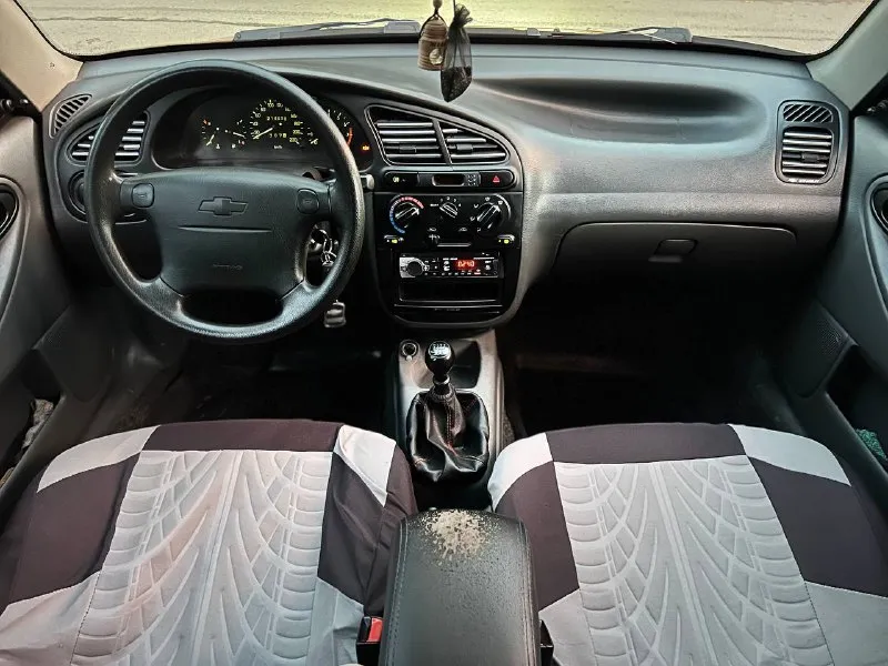 Шевроле ланос в отличном состоянии! семейное хорошое авто без каких либо вложений 2008 год выпуска. в техническом плане всё обслужено, двигатель 1.5л. не троит и не стучит и масло не расходует. ходовая часть без стуков. коробка включается мягко, не хрустит, не выбивает. по кузову днище, пороги, стаканы в отличном состоянии, красить ничего не нужно, не гнилая, без рыжиков! выглядит отлично как на фото! максимальная комплектация sx с кондиционером, гидроусилитель, стеклоподъемники. подушка безопасности. противотуманки. обогрев стекла. магнитола с bt. литые диски с новой резиной. тонировка. отличный свет led. по салону тоже всё хорошо, чистый и опрятный, не прокурен, по салону всё работает до каждой кнопочки и лампочки, ошибок на щитке приборов нет всё загорается и гаснет. в общем отличный, надежный и экономичный ланос, за адекватную сумму. в юридическом плане всё хорошо на учёте стоит без штрафов и запретов и прочей ерунды. торг обоснован и возле капота. всем добра!!! цена 335.000₽ осмотр донецк. тел. 89496415532 - фотография - 9