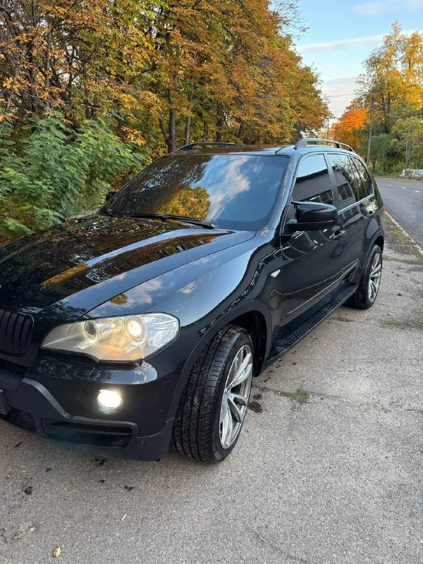 Продается bmw х5 2007 бензин 3.0 цвет : черный салон: черный потолок; коричневая кожа. 4-х зонный кл... - фотография