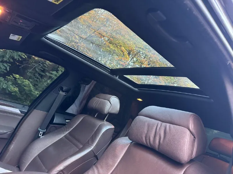 Продается bmw х5 2007 бензин 3.0 цвет : черный салон: черный потолок; коричневая кожа. 4-х зонный климат датчик света, датчик дождя. проекция на лобовое. панорамная крыша. круиз. заменена система мультимедии. изменена система выхлопа. денег на машину не жалел. за авто не стыдно. 1 650 000 +79598199359 - фотография - 10