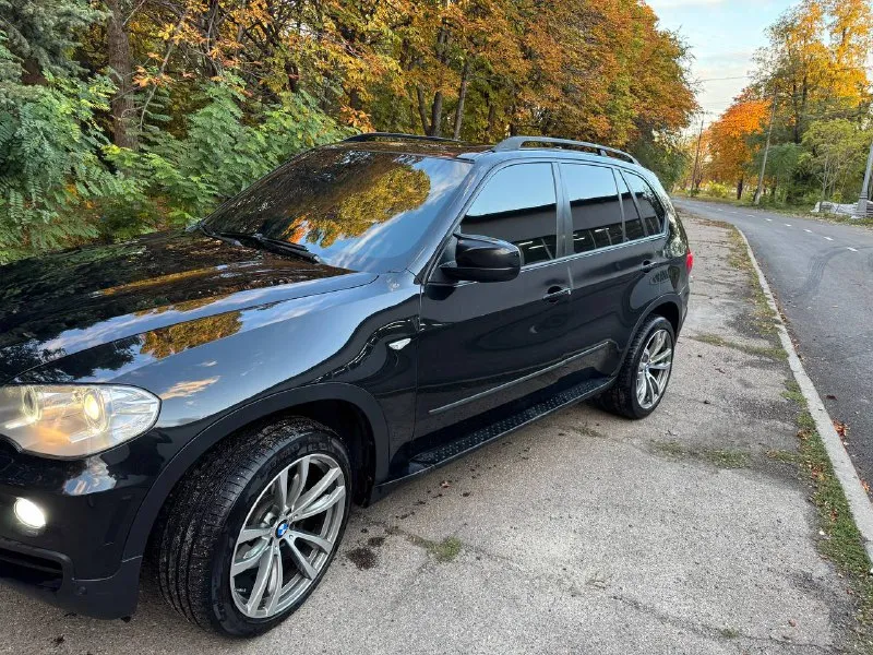 Продается bmw х5 2007 бензин 3.0 цвет : черный салон: черный потолок; коричневая кожа. 4-х зонный климат датчик света, датчик дождя. проекция на лобовое. панорамная крыша. круиз. заменена система мультимедии. изменена система выхлопа. денег на машину не жалел. за авто не стыдно. 1 650 000 +79598199359 - фотография - 2